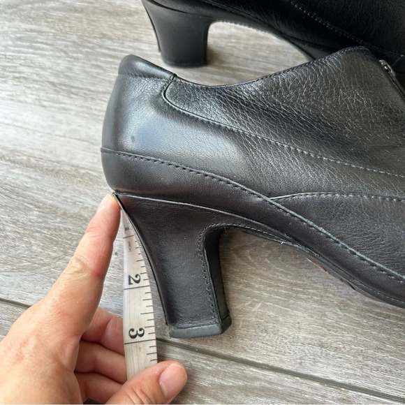 Clarks Artisan Smooth Buttery Leather  Zip Up Clogs Booties in Black - Picture 12 of 13